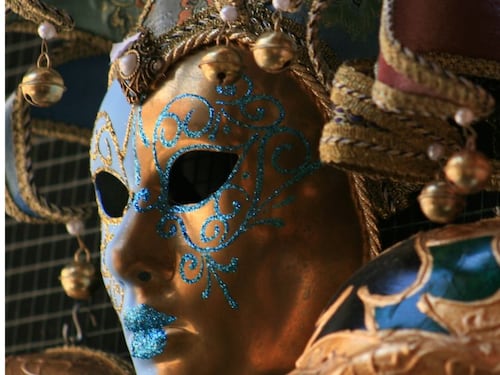 Sotto il travestimento del Carnevale deve esserci la nostra vera identità. Non un'altra maschera
