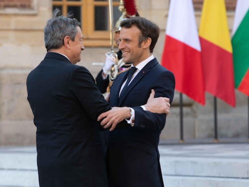 Asse tra Draghi e l'Eliseo su esercito e armi: anche l'Italia parteciperà ai consorzi militari