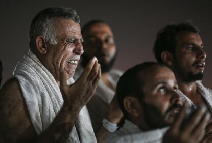 Fedeli musulmani in preghiera nella Pianura di Arafat 7