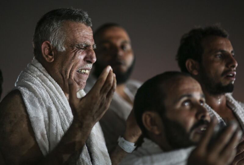Fedeli musulmani in preghiera nella Pianura di Arafat 7