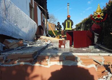 Prima l'incendio, poi l'esplosione. Tragedia nel Padovano, muore una mamma: le immagini 1