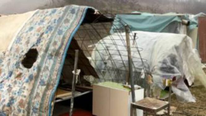 Italiani contro rom: notte di guerriglia, famiglie sulle barricate