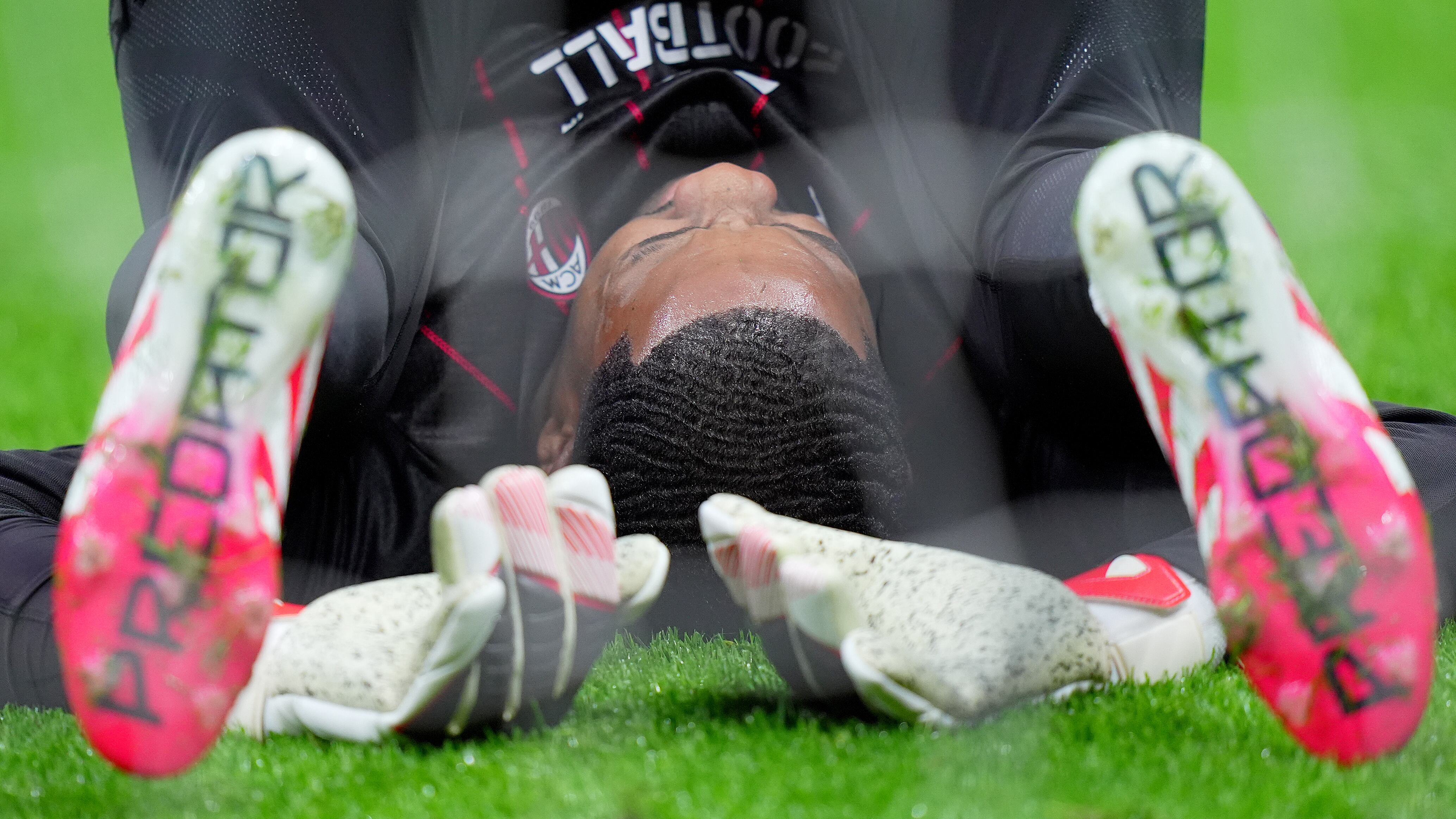 A Udine bene i rossoneri, male i fischi a Maignan
