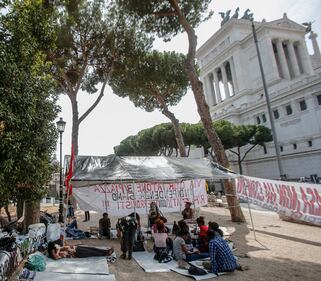 Roma, le tende tra i monumenti  3