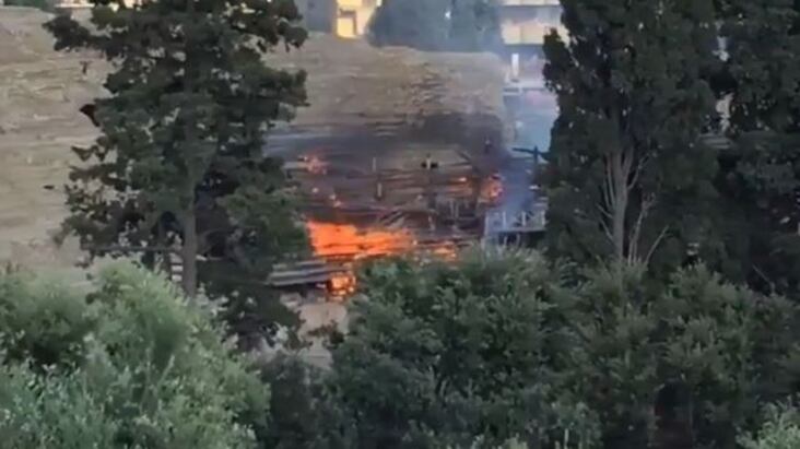 A fuoco l'Anfiteatro Flavio: le fiamme distruggono le gradinate