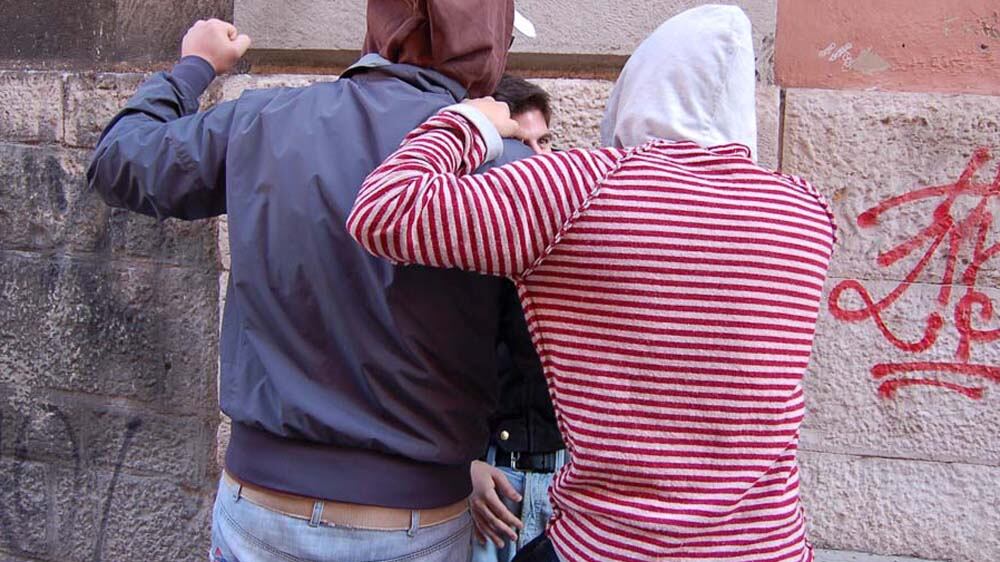 Usano Whatsapp per organizzare una spedizione punitiva: denunciati 18 ragazzi