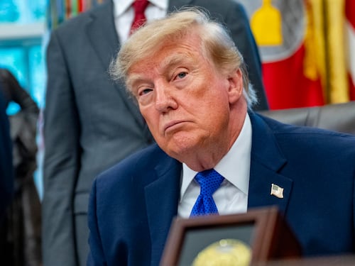 Trump non molla sulle regole all’IA. L’allarme di Gates: “Miliardo di morti”