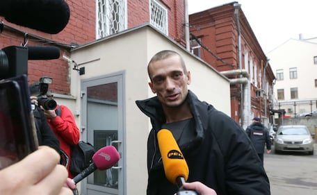 L'artista Pyotr Pavlensky si è inchiodato i testicoli in Piazza Rossa