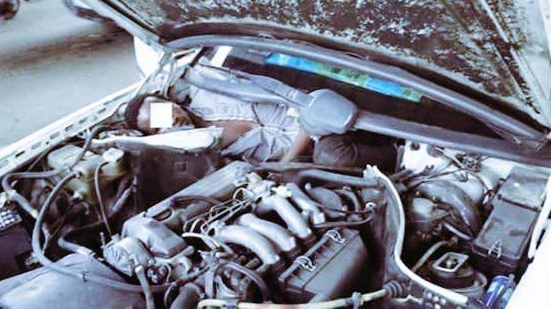 Ceuta, immigrato nascosto nel motore dell'auto 2