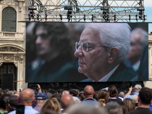 Mattarella in prima fila. "Ha garantito la stabilità"