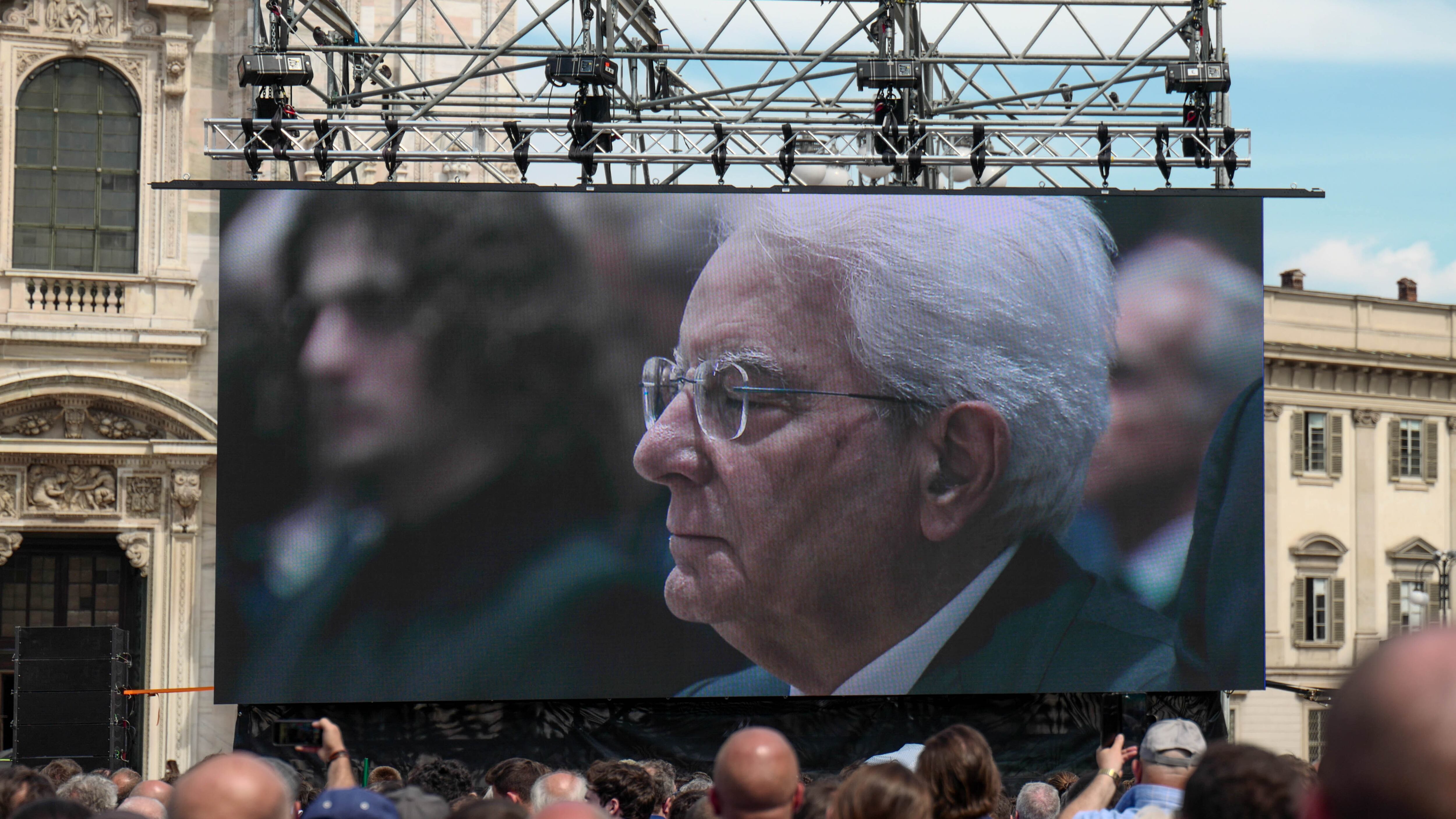 Mattarella in prima fila. "Ha garantito la stabilità"