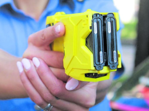 Colpito con il taser dalla polizia, muore per un arresto cardiaco