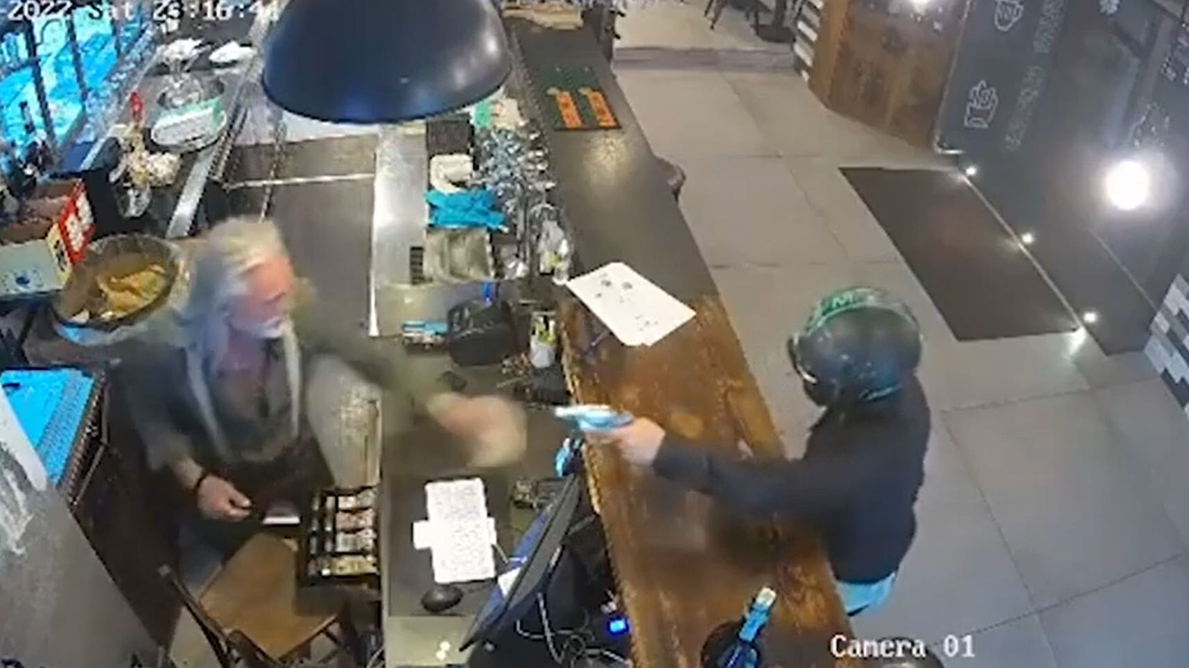 "Voglio i soldi". Rapina armata a Napoli, il video choc