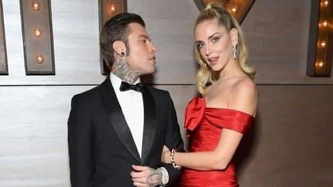 Fedez a piedi nudi e il web lo critica: "Tagliati le unghie"