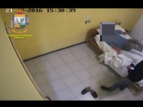 "Devi morire, levati dai c***". Così seviziavano gli anziani