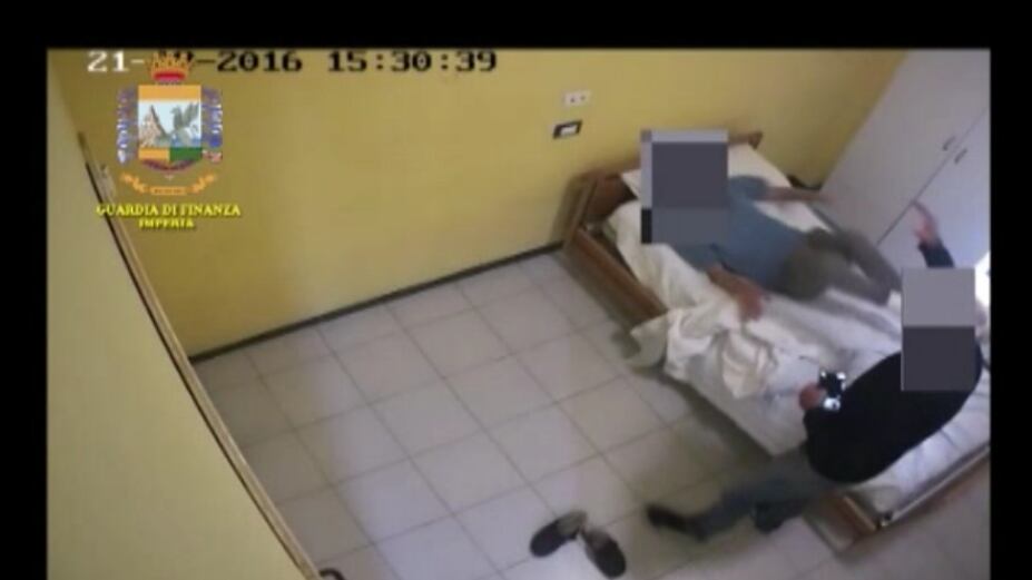"Devi morire, levati dai c***". Così seviziavano gli anziani