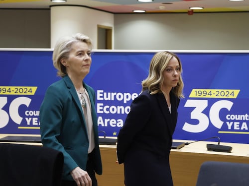 Meloni ora è cauta sul bis di Ursula alla Commissione. Poi incontra Macron (che lancia Draghi)