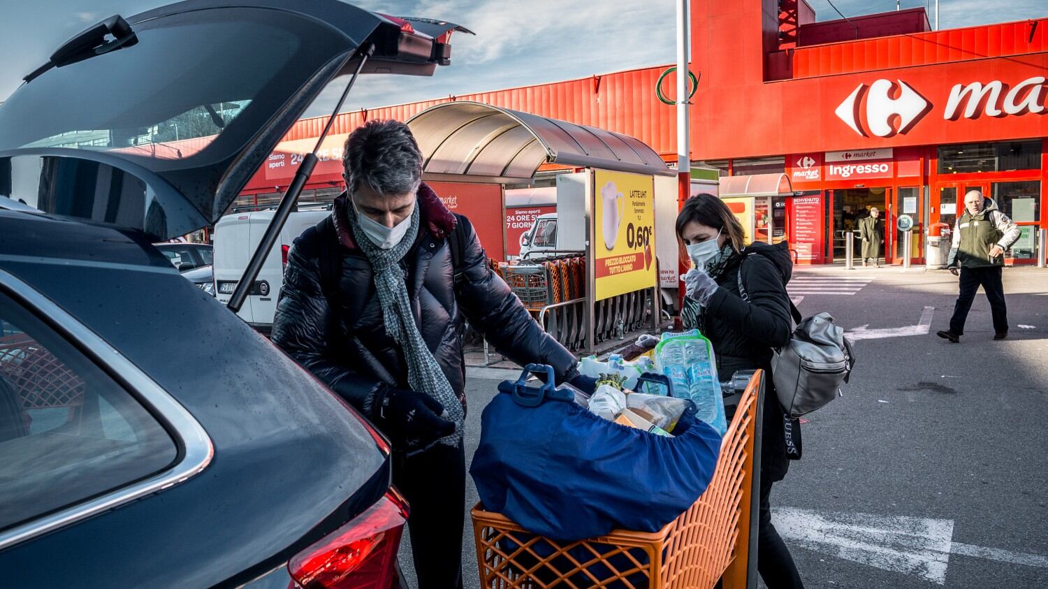 Psicosi coronavirus, ora riparte l'assalto ai supermercati