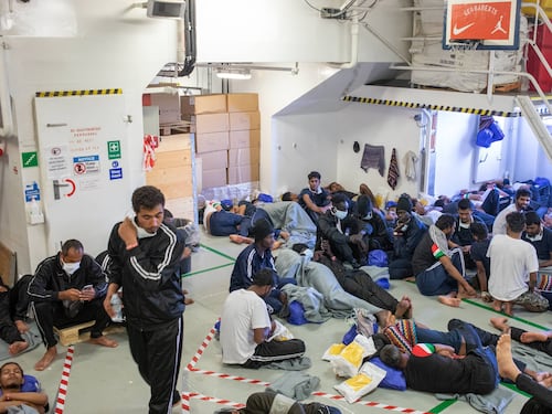 "Le Ong vanno bloccate". La maggioranza degli italiani sta con il governo