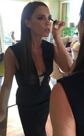 Victoria Beckham a Singapore lotta contro l'umidità che le arriccia i capelli 3