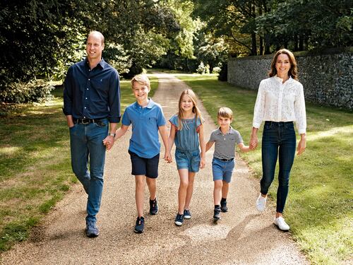 La scuola in cui studiano i Re: George visita Eton con William e Kate