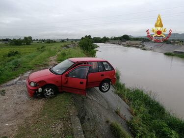 Vicenza, auto in bilico sul torrente 2