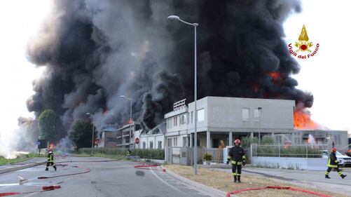 Rogo in un'azienda di vernici: vigili al lavoro 3