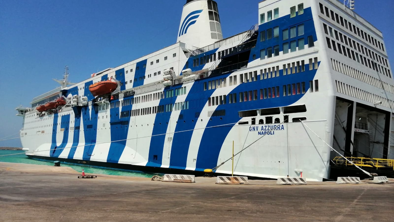Settecento posti per troppi migranti: la nave quarantena già non basta