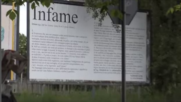È in lite col vicino e appende enorme manifesto in città: "Infame"