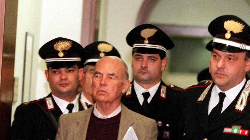 Da weekend col morto a fiction: il giallo della bara dell'ex SS