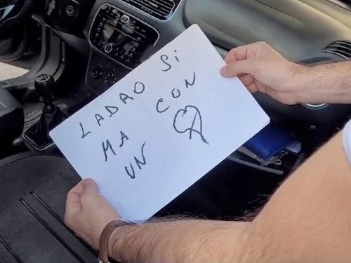 Ruba l'auto ai novelli sposi, poi si pente: "Ladro sì, ma con un cuore"