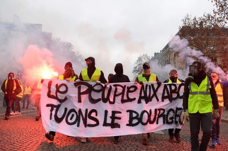 I gilet gialli assediano Parigi: ancora scontri con la polizia 1