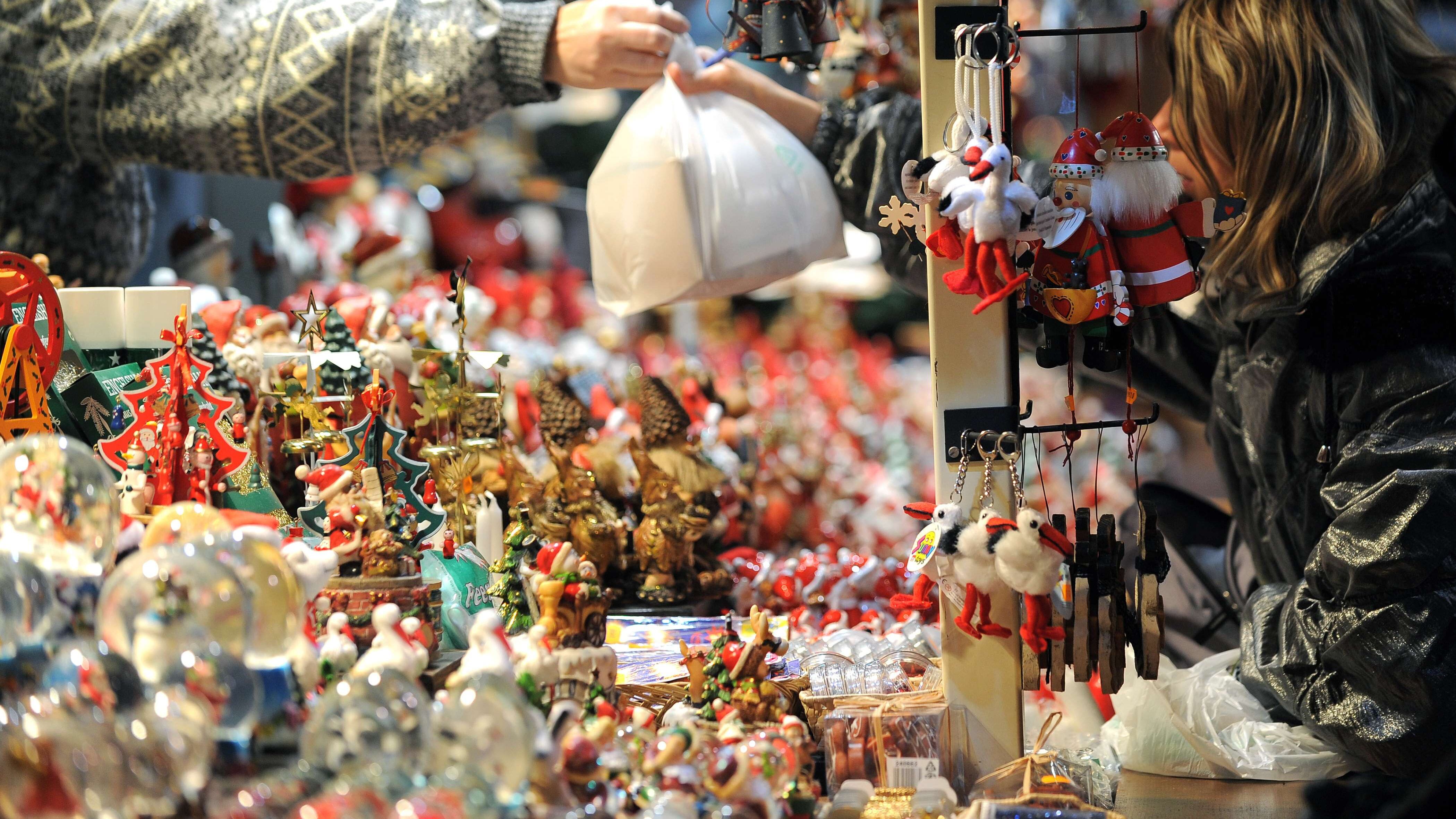Natale all'insegna della sobrietà: per i regali si spenderà il 3,7 per cento in meno