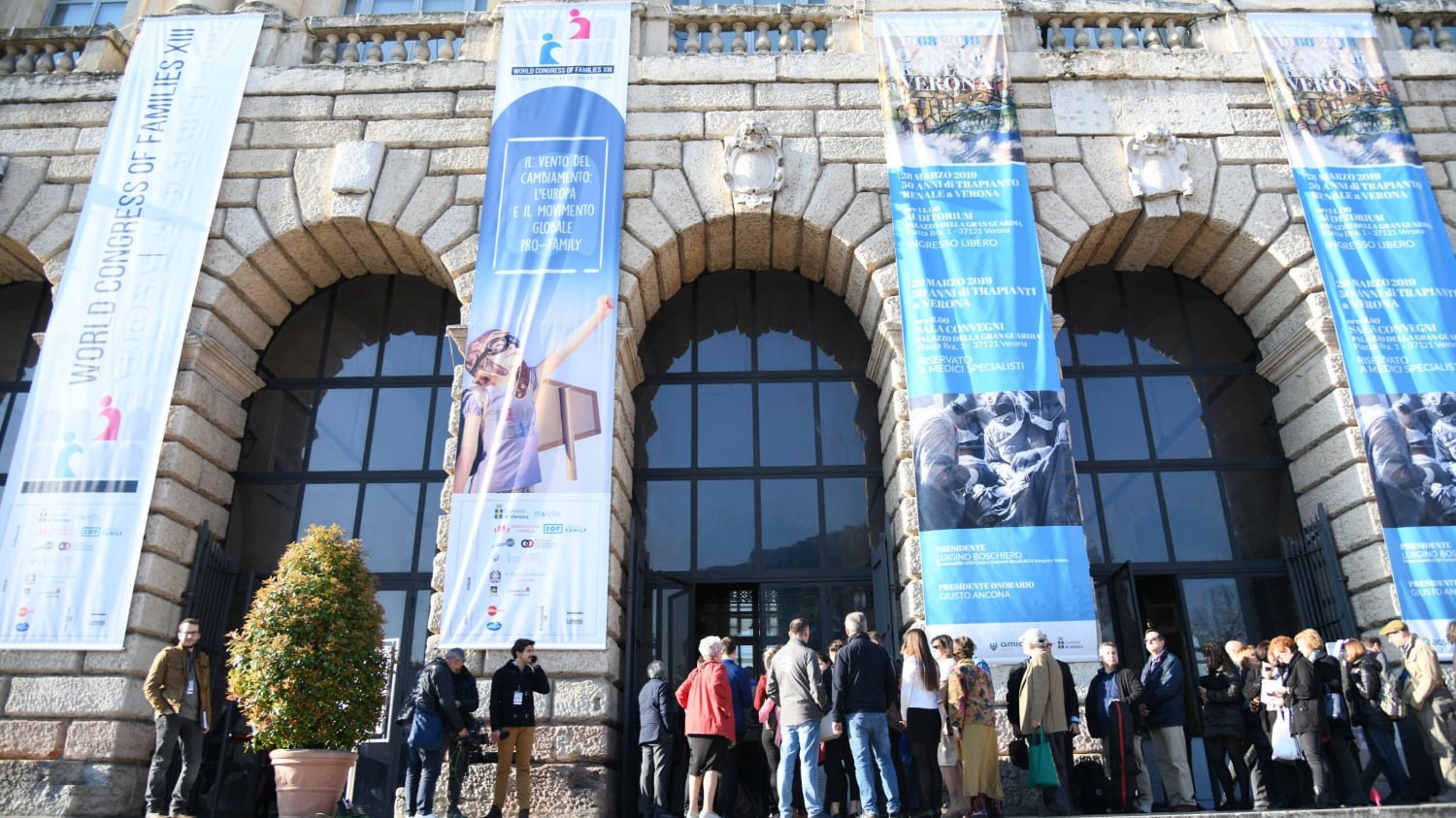 Verona, al via il Congresso delle Famiglie. Scontro sulla legge sull'aborto