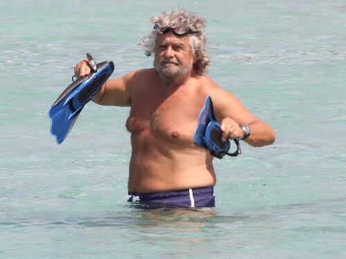 Quelle ecoballe di Beppe Grillo che insultano la storia di destra