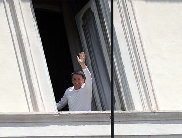 Renzi in maglietta bianca dopo la parata del 2 giugno 2