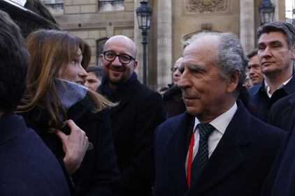 L'abbraccio a Parigi dei leader mondiali 5