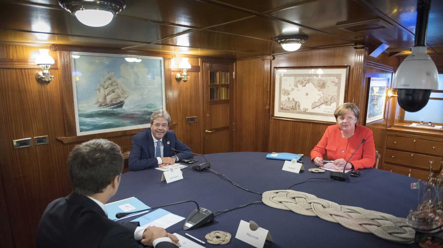 Macron e Merkel si dividono le spoglie di un'Italia debole