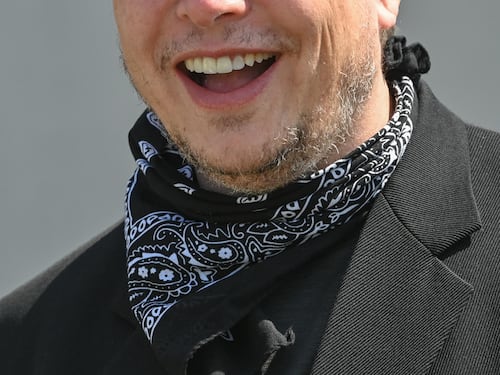 Twitter, assalto a Musk (che perde 100 miliardi)