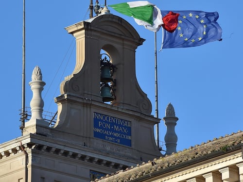 Si strappa il tricolore sul Quirinale