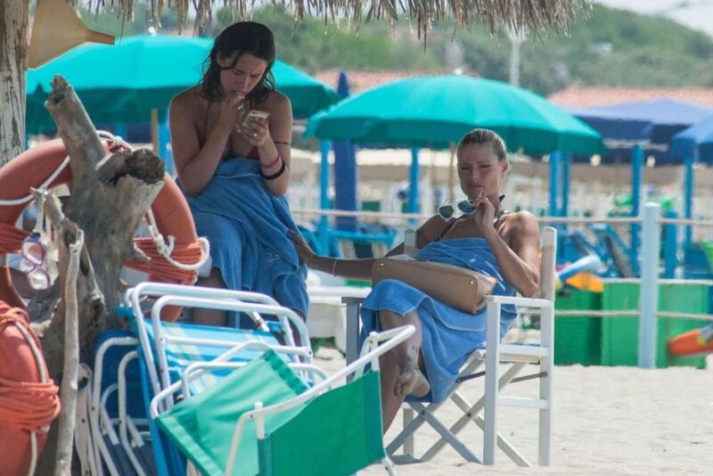 Aurora Ramazzotti tra mare e amicizia, le foto 10