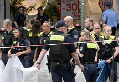 Lo schianto e poi i soccorsi: le immagini da Breitscheidplatz 5