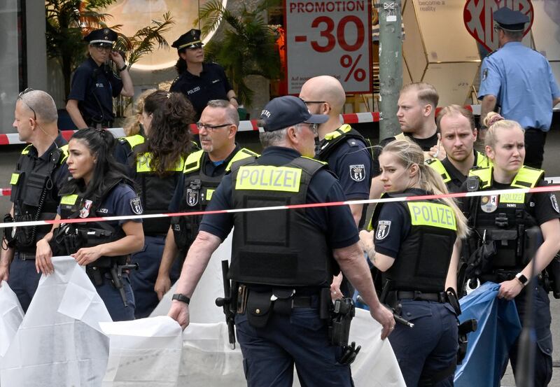Lo schianto e poi i soccorsi: le immagini da Breitscheidplatz 5