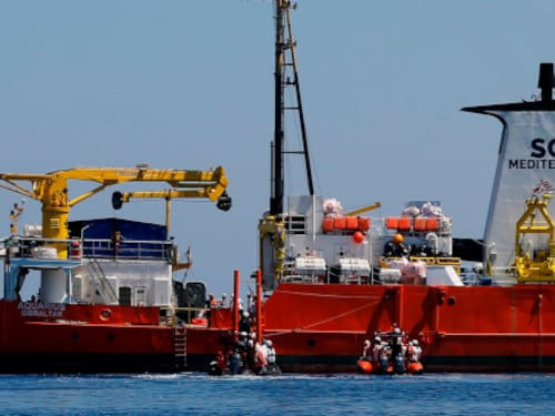 L'Aquarius senza una bandiera. E ora spunta l'ipotesi Vaticano
