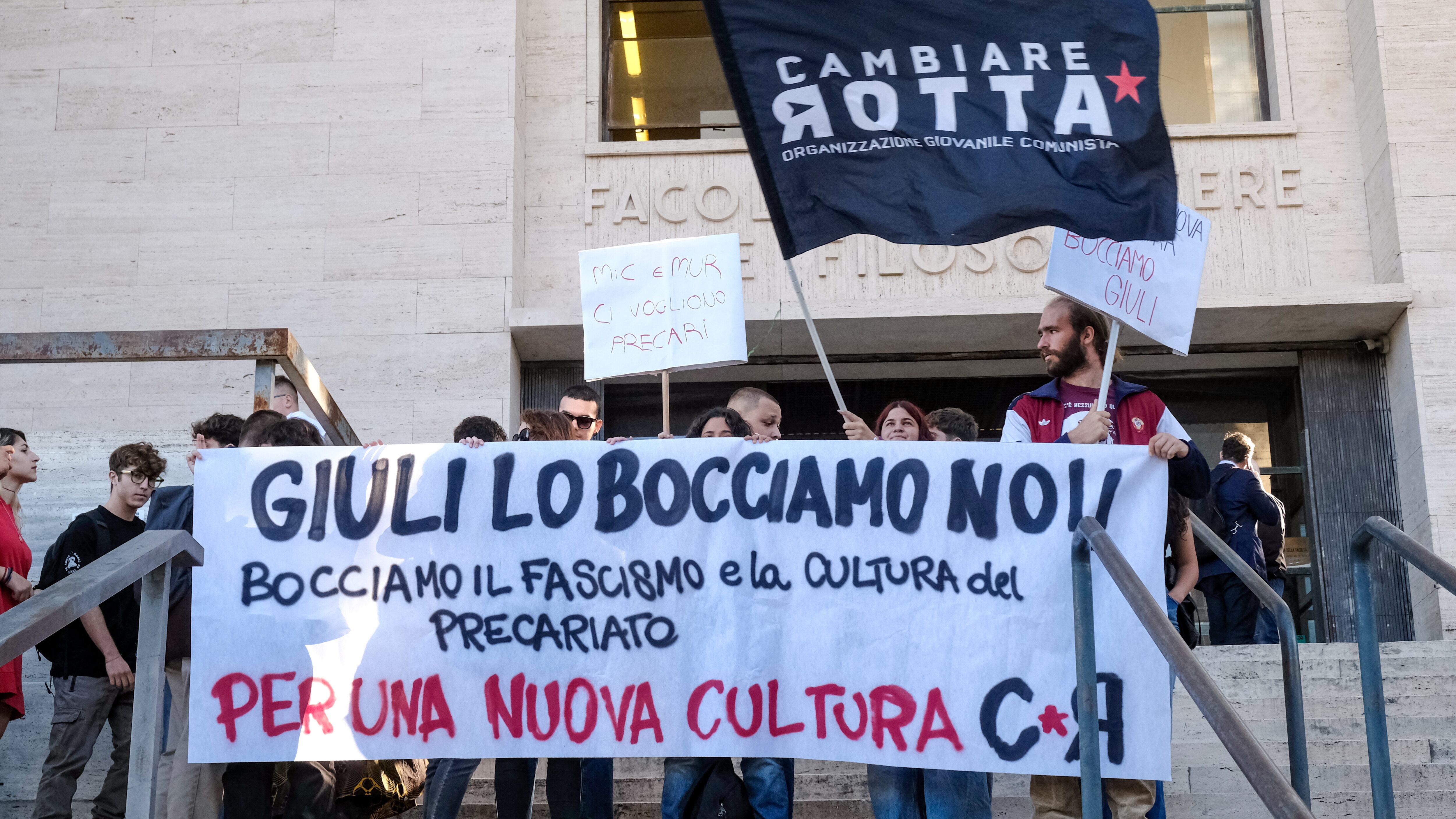 Ultimo esame per Giuli da 30. E i collettivi protestano