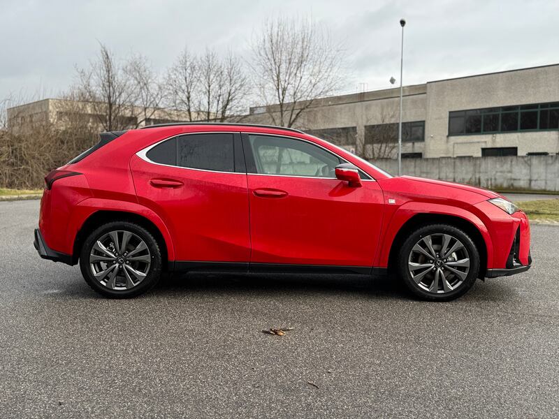 Lexus UX 300h: guarda la gallery del crossover premium giapponese 8