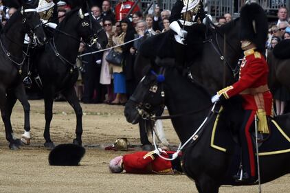 Una guardia reale sviene durante il Troopping The Colour 2019 3
