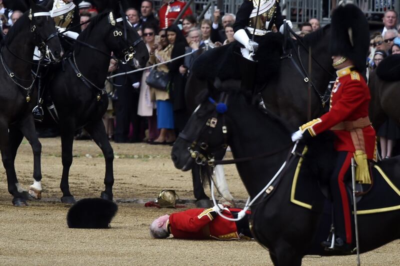 Una guardia reale sviene durante il Troopping The Colour 2019 3