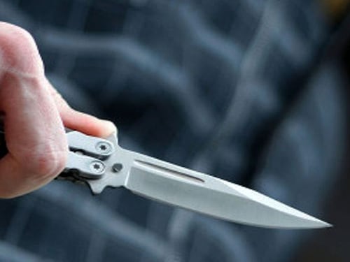 Coltellata dal rivale in amore: 30enne in prognosi riservata