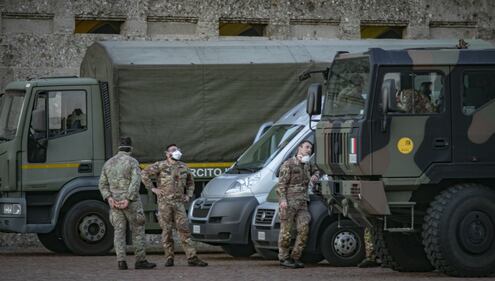 Per spostare le salme dal cimitero di Bergamo arriva l'esercito 5